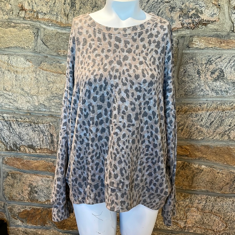 Sundry size 2 grey leopard print pullover sweatshirt